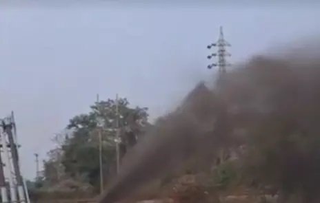कोरबा: एनटीपीसी गेट के पास पाइपलाइन फटने से मची अफरा-तफरी, 10 फीट ऊंचा फव्वारा बना