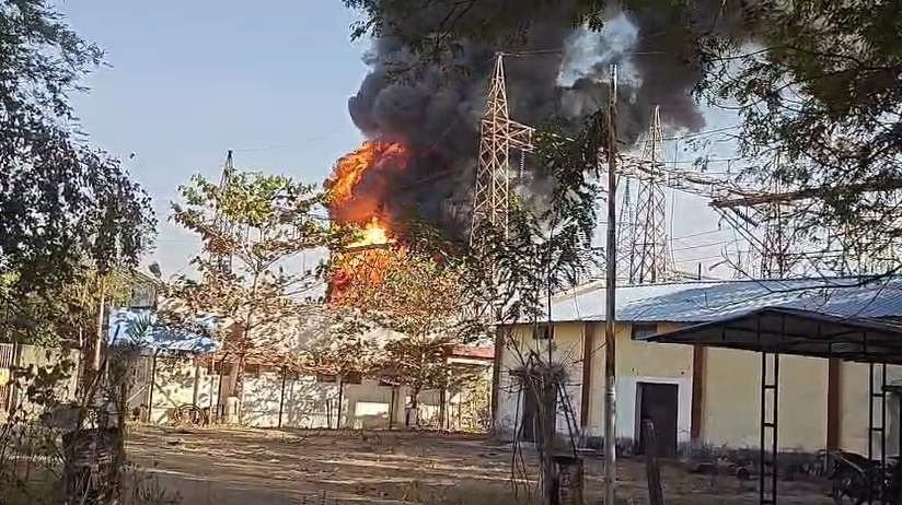 CG BREAKING: बिजली सब स्टेशन में भीषण आग, आसमान में काले धुएं का गुबार, मची अफरा-तफरी