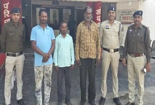 आबादी जमीन पर अवैध वसूली और आगजनी का मामला, पार्षद समेत तीन आरोपी गिरफ्तार