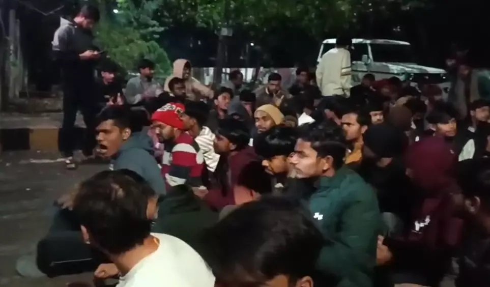 GGU Bilaspur Student Protests : छात्र हुए उग्र, देर रात कुलपति निवास घेरने पहुंचे, वजह जानकर रह जाएंगे दंग